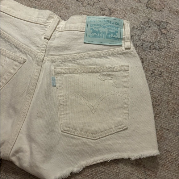 Levi’s 501 White ripped shorts size 26 (never been worn) - Picture 2 of 4